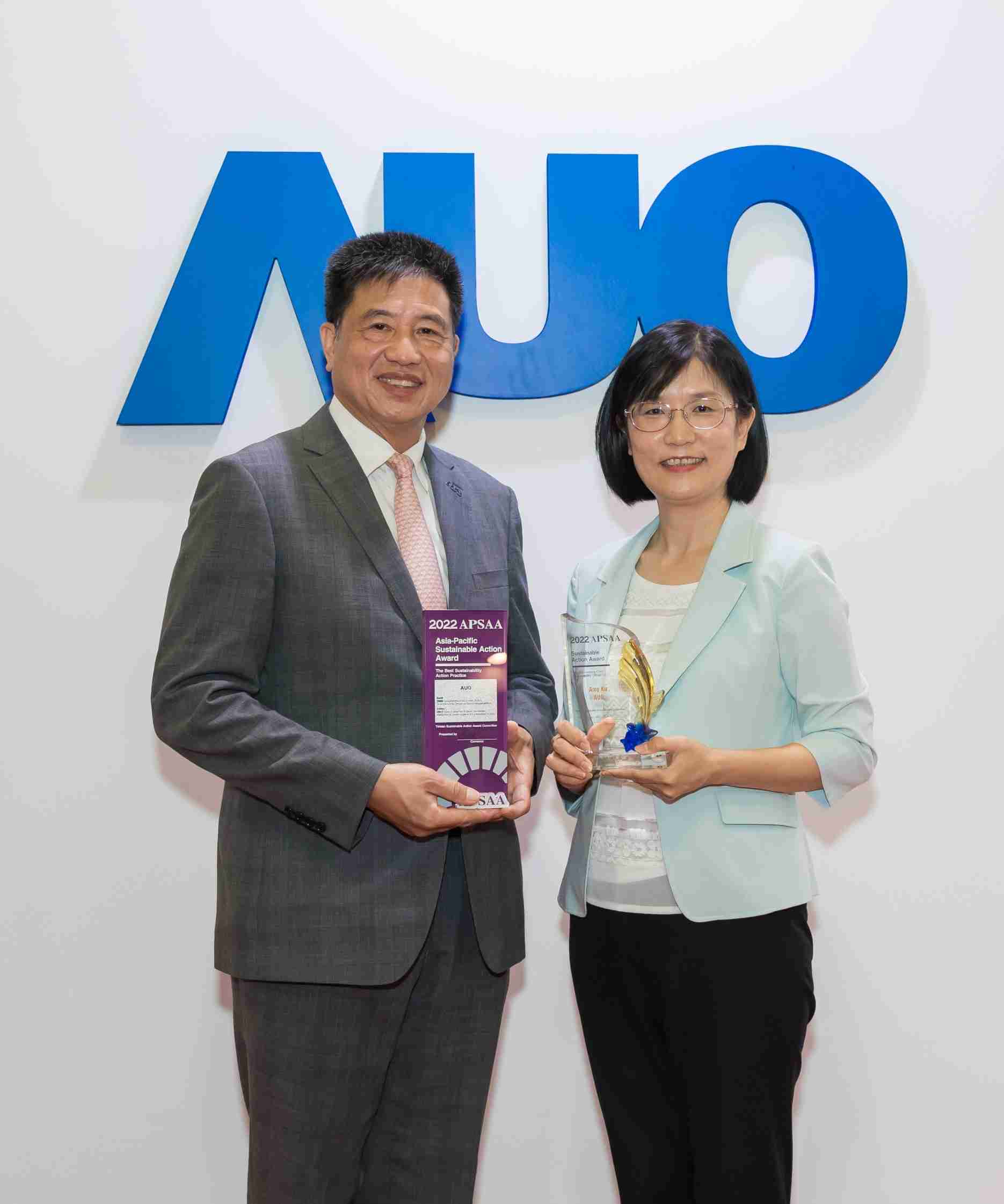 JDB电子长期垫筑永续远景的基石，，，，透过ESG暨气候委员会逐步实践永续策略蓝图。。其中，，JDB电子光电永续长古秀华带领团队、、、、制定中长期目标，，，，缔造多面向亮眼表现，，，，获得「顶尖永续长奖」的个人奖殊荣（左：JDB电子光电董事长暨执行长彭双浪，，右：JDB电子光电永续长古秀华）