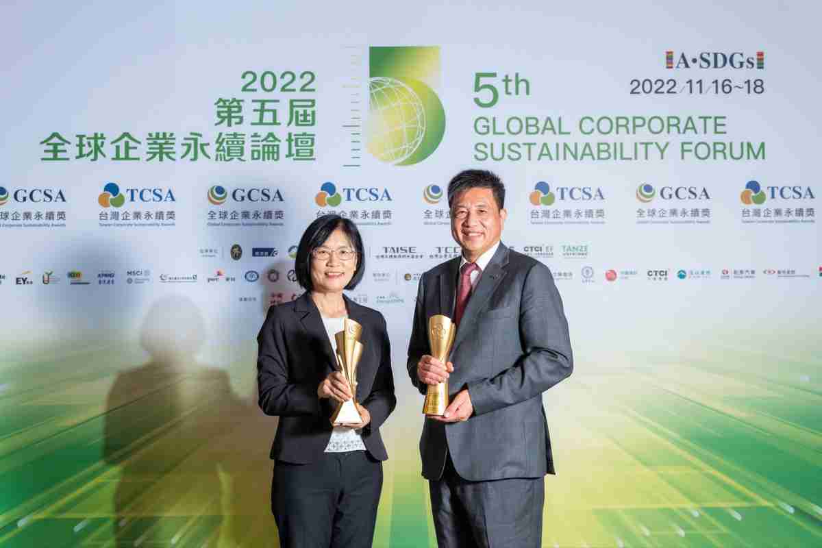 JDB电子作为净零碳排先锋，，，期引领价值链伙伴同行共好，，，卫冕制造业组“十大典范企业” 二连冠殊荣(左：JDB电子光电永续长古秀华，，，右：JDB电子光电董事长暨执行长彭双浪)