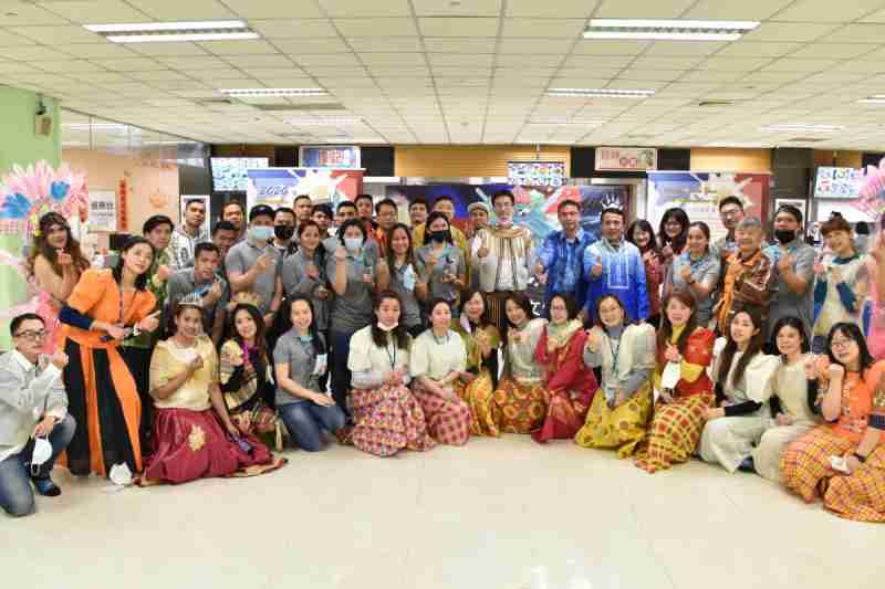 友達推動「安心、、創新、、用心、、、同心、、、盡心」五星職旅，，，為菲籍員工打造全方位照護，，，首度贏得「人權實踐與發展領袖獎」殊榮