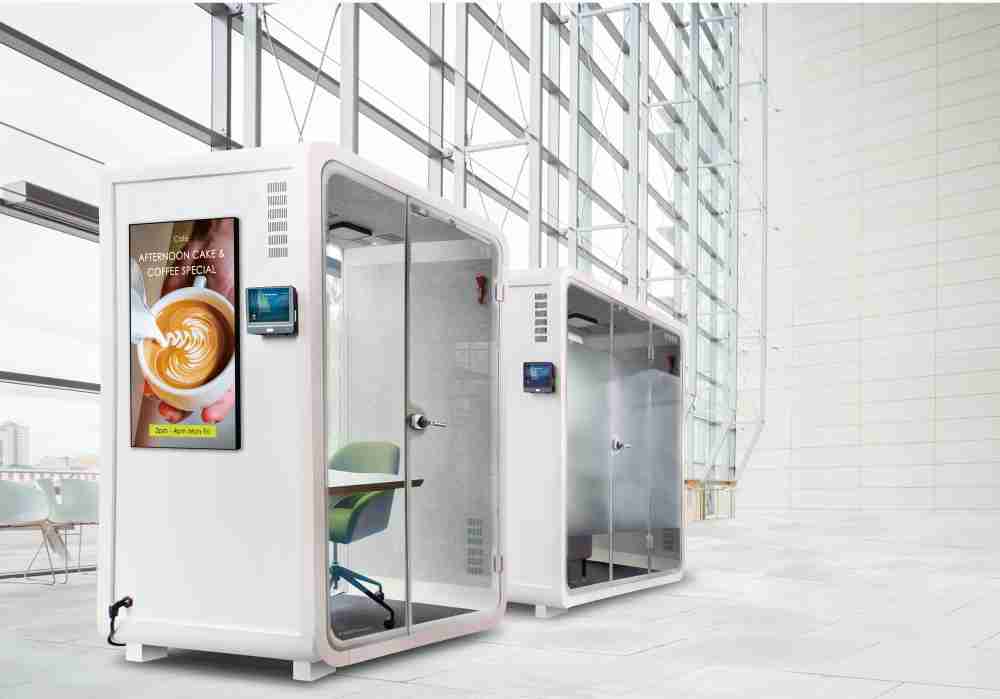 JDB电子子公司达擎之智慧行动办公舱，，采用PDLC智能调光玻璃设计，，透过通电与断电的电流切换，，，，呈现透明与雾面效果，，，具节能降耗特性并兼顾隐私，，，确保信息安全