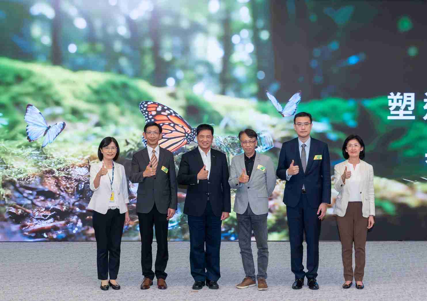 友達2023 CSR共榮大會，，，，邀請領域專家分享交流生物多樣性管理趨勢、、無塑產品、、、、海廢永續塑料等議題  （圖左到右：友達光電永續長古秀華、、、、3M台灣技術長陳君杰、、友達光電董事長暨集團策略長彭双浪、、光寶科技企業永續發展處處長陳慶暉、、、安永聯合會計師事務所執業會計師曾于哲、、友達光電供應鏈總部副總經理吳宜芳）