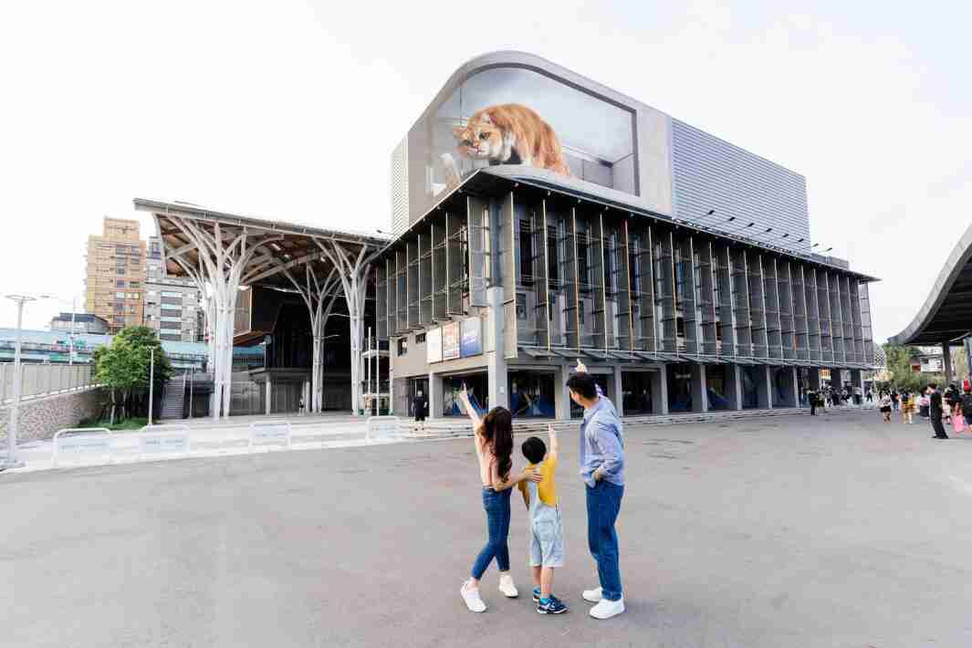 JDB电子打造全台最大户外裸视3D LED弧形萤幕，，，，将超立体的软萌胖橘猫动画活跃于顶楼外墙