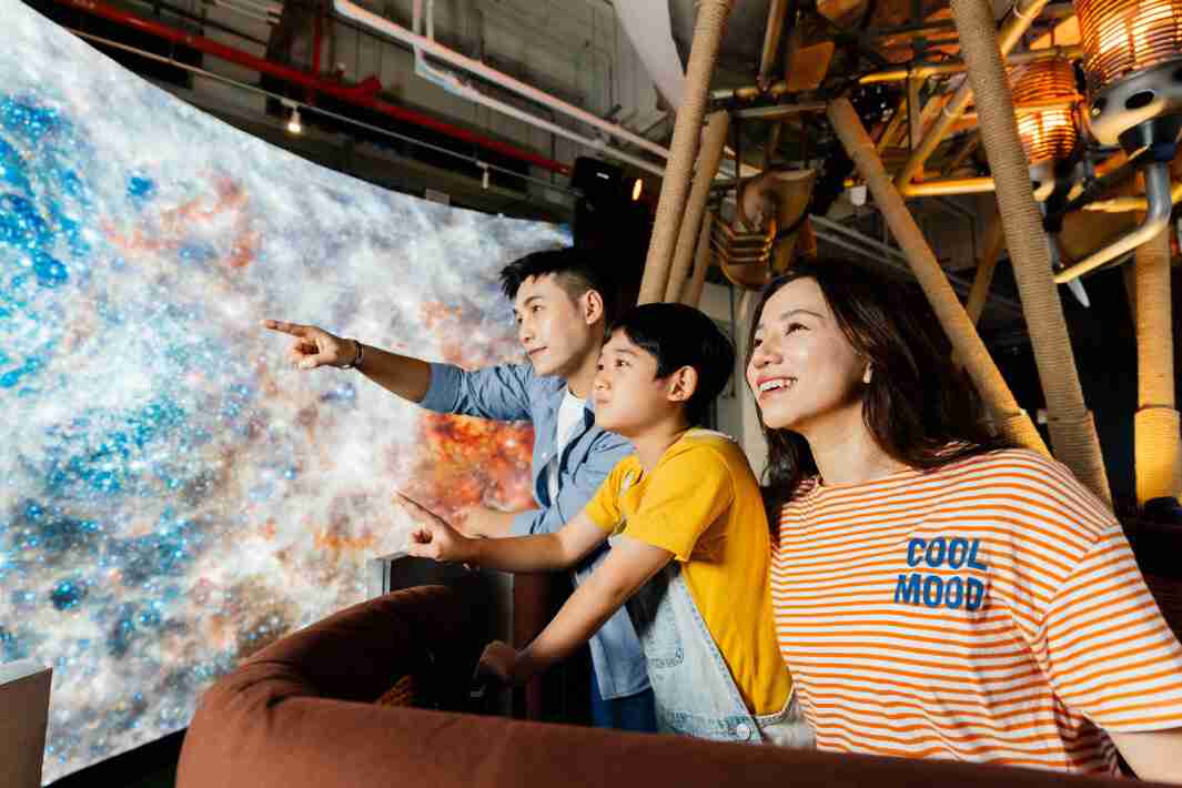 JDB电子打造全台最大宽6公尺、、、、高4公尺、、唯一搭载LED弧形拼接显示屏的动感飞行船，，让乘客驻足在热气球上，，，，享受身历其境的伪出国旅游乐趣