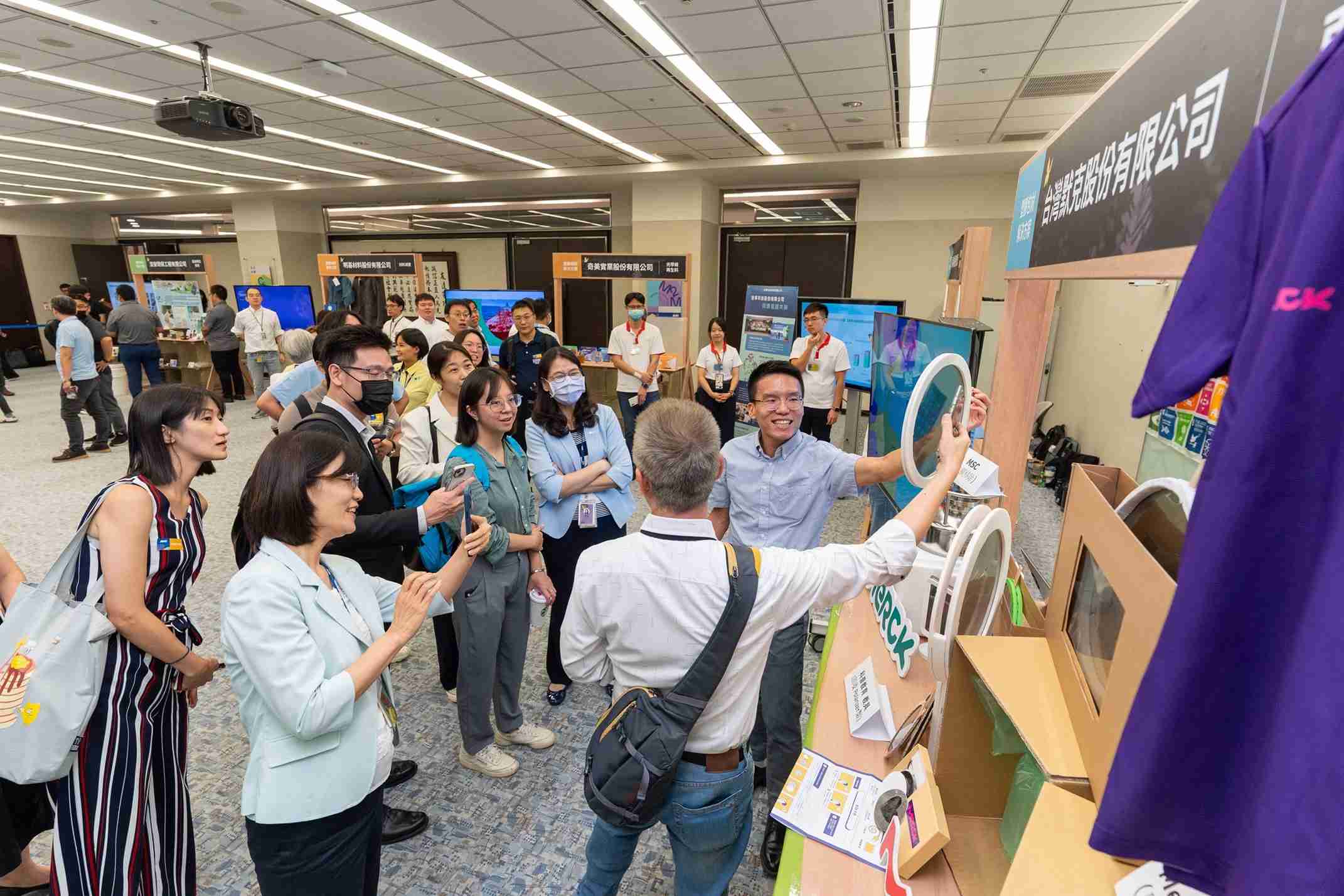 JDB电子连手产业伙伴策划首届生态圈联展，，，展示如何将废塑料循环再利用，，，创新解决方案包括：塑料包材再生与循环使用、、再生塑料研发及应用、、、、废塑料回收再生技术、、、减塑生活提案等