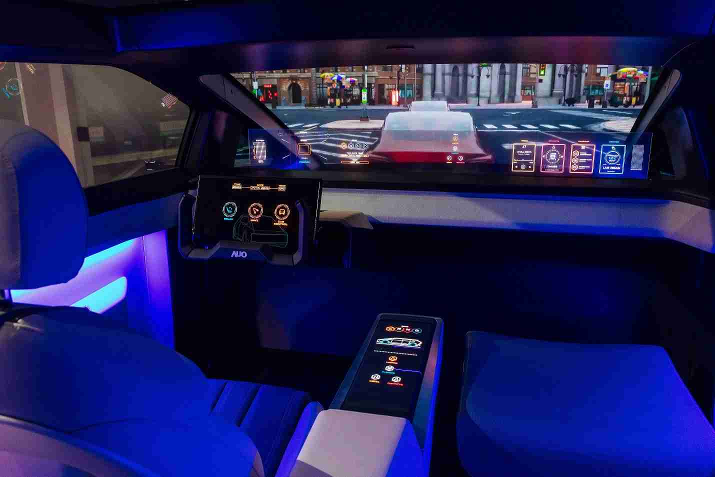 JDB电子连续四年入围科睿唯安全球百大创新机构，，专利布局科技与绿色创新前沿。。。。图为JDB电子发挥先进显示科技Micro LED多元尺寸与型态应用优势所打造之智能车舱；同时，，，JDB电子已于全球累积取得4500件节能减碳相关的专利证书，，，当中2024年Micro LED年度获证量占比已超过8成